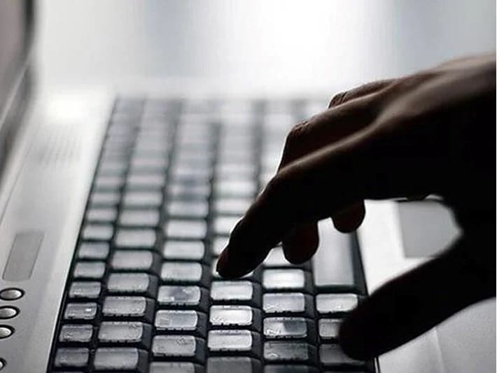 Təəccüblü internet vərdişi: Böyüklərin 28 faizi daim onlayndır