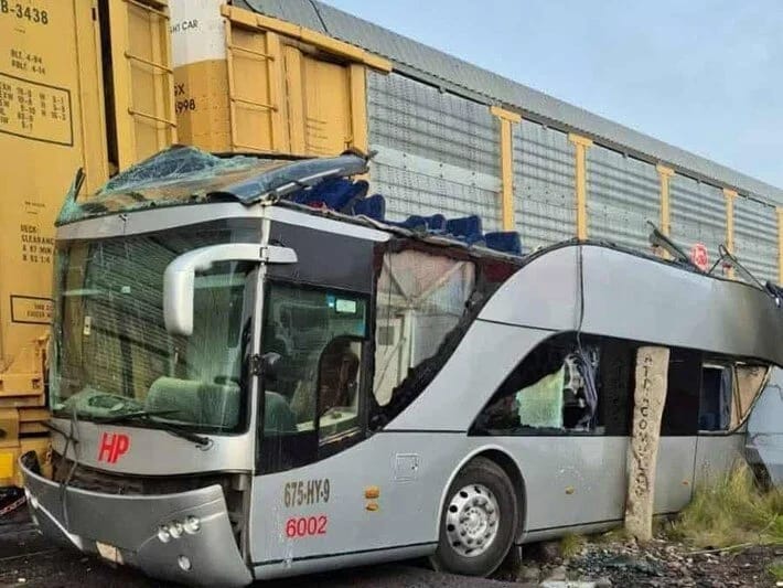 Meksikada qatar sərnişin avtobusuna çırpılıb: 8 nəfər ölüb, 45 nəfər yaralanıb