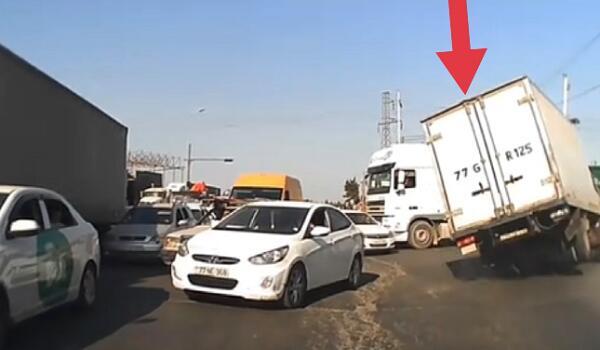 Bakıda yük maşını 5 avtomobili vurub qaçdı - VİDEO