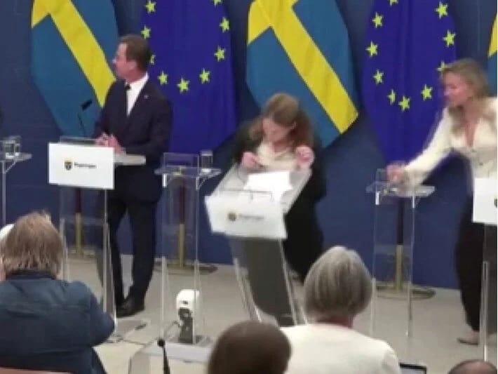 İsveç naziri mətbuat konfransında huşunu itirib