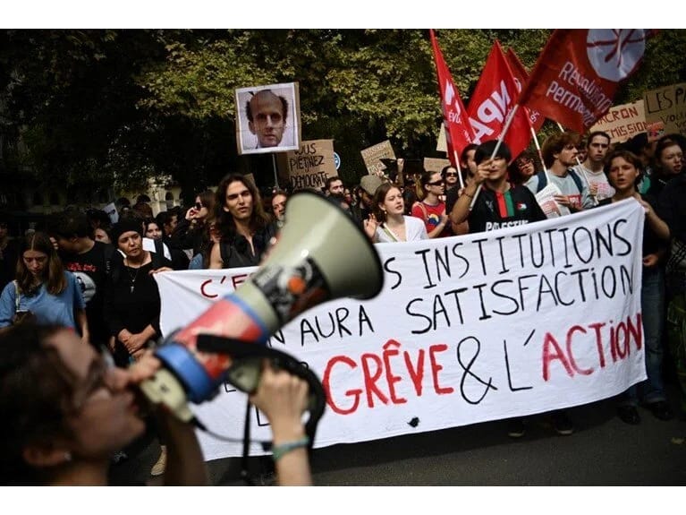 Fransada insanlar üsyana qalxır: Gəlin hər şeyə mane olaq