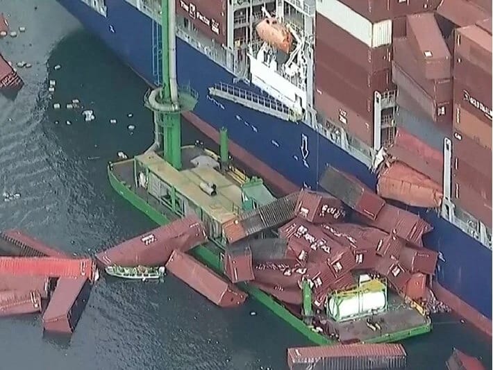 Onlarla konteyner dənizə düşdü