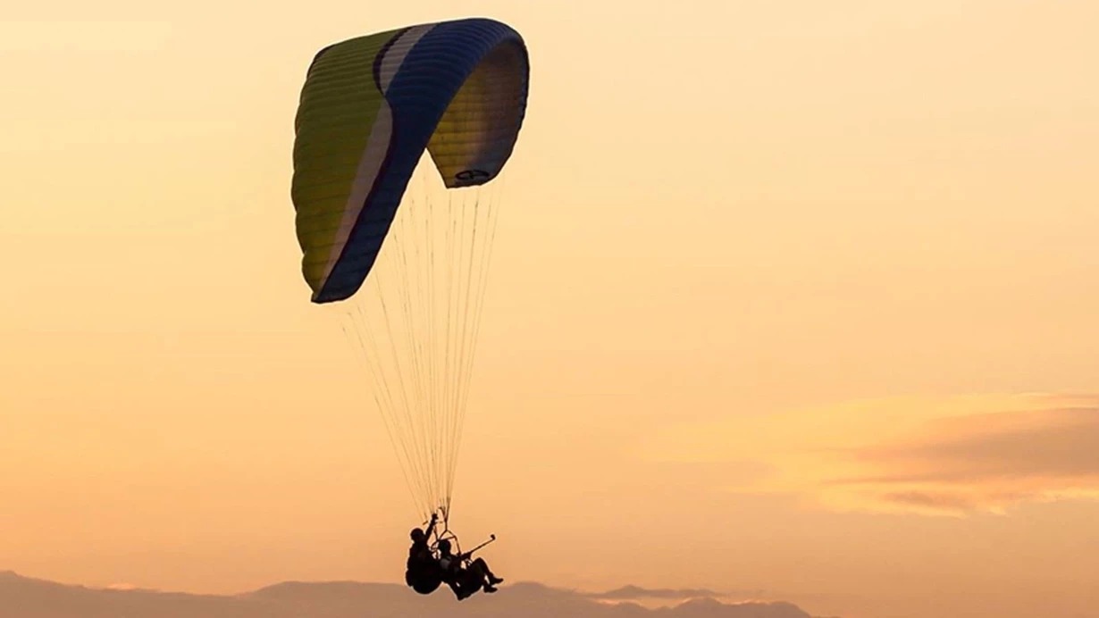 94 yaşını paraşütlə tullanaraq qeyd etdi