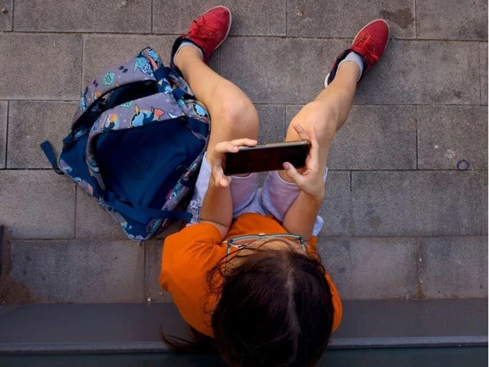 Məktəbdə smartfon qadağasına daha bir ölkə qoşulur