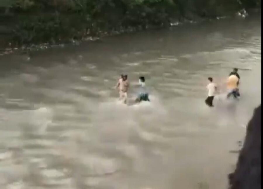 Nepalda etirazçılar maliyyə nazirini çayda döydü - VİDEO