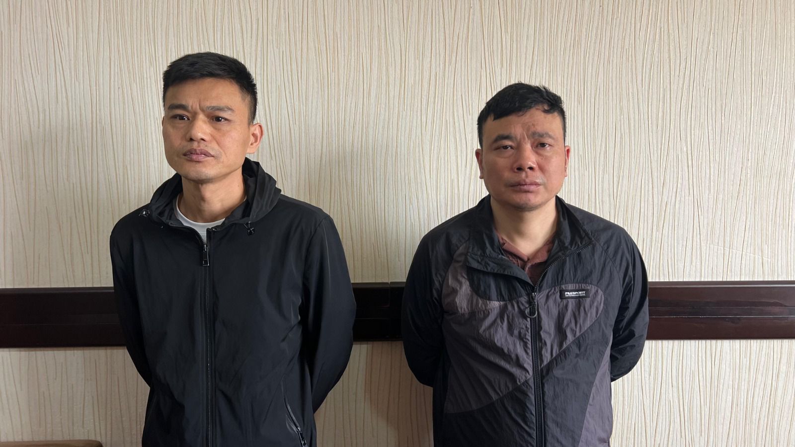 Təyyarədə sərnişinlərin əl “baqaj”larından oğurluq edənlər saxlanıldı