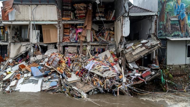 İndoneziyada sel və torpaq sürüşmələri can aldı