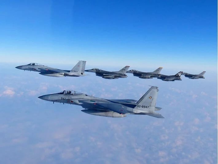 Yaponiyanın qırıcı təyyarələri ilk dəfə Avropaya gedir