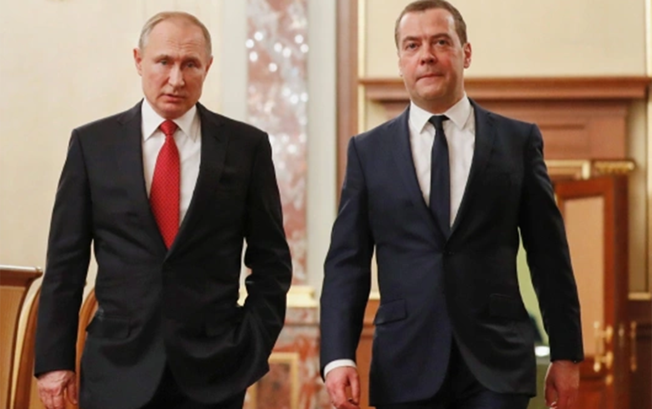 Putin Medvedevi təltif etdi