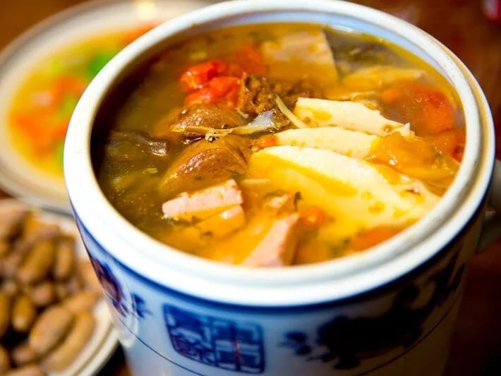 Çində şorba qalmaqalı gənclərə baha başa gəlib