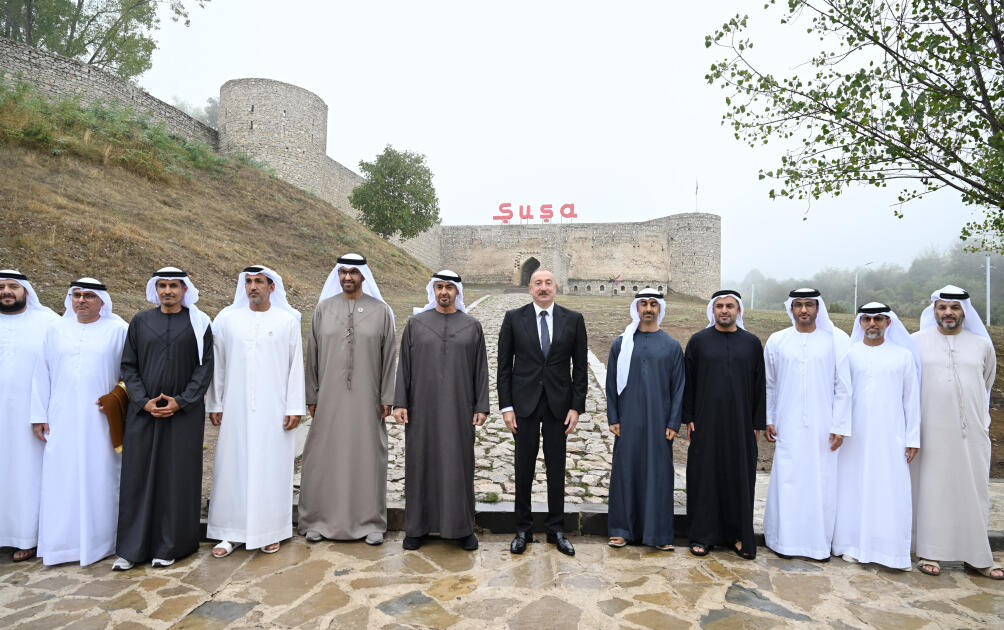 Azərbaycanın və Birləşmiş Ərəb Əmirliklərinin prezidentləri Şuşa qalasının önündə foto çəkdiriblər - FOTO