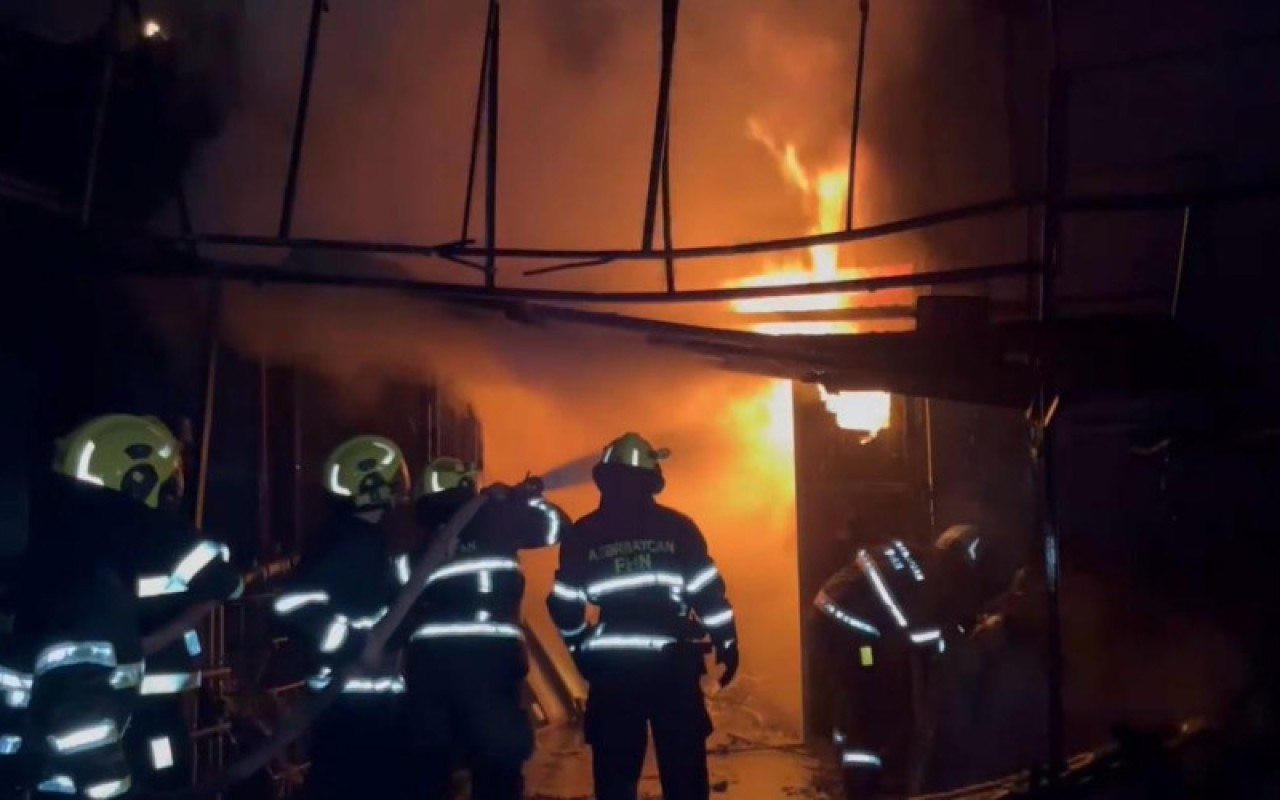 Babək prospektindəki təkər bazarında yanğın - VİDEO