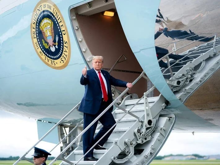 Trampın təyyarəsi toqquşmadan son anda xilas oldu