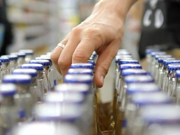 Varşavada gecələr spirtli içkilərin satışı qadağan edildi