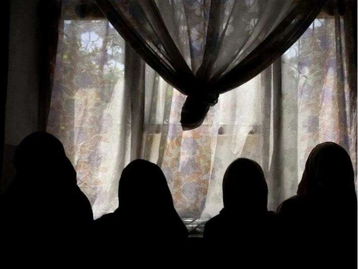 Taliban qadınların kitablarını qadağan edir