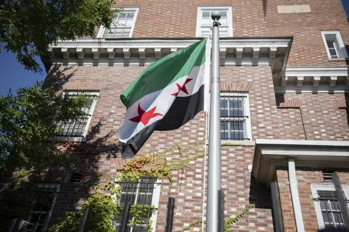 11 ildən sonra Vaşinqtonda Suriya bayrağı qaldırıldı - FOTO