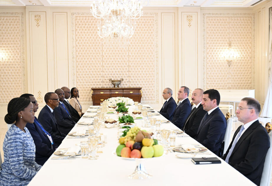 İlham Əliyevin Ruanda Prezidenti ilə nahar əsnasında geniş tərkibdə görüşü olub