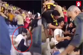 İranda futbol stadionunda damın bir hissəsi qoparaq azarkeşin üzərinə düşdü