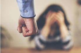 Daşkəsəndə sərxoş kişi evə gec gələn arvadını döydü