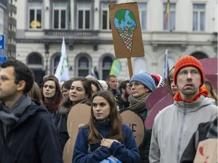 Almaniyada minlərlə insan iqlim dəyişikliyinə etiraz etmək üçün küçələrə çıxıb