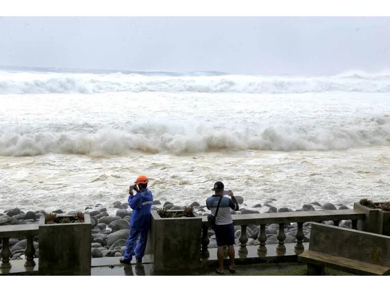 Çin 400 min insanı təxliyə edir