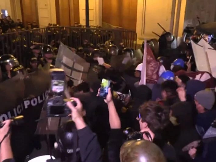 Peruda hökumət əleyhinə etirazlar davam edir