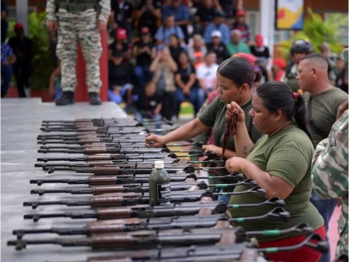 Venesuelada mülki əhali silahlanır