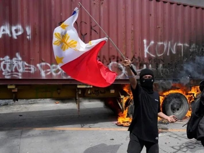 Filippində korrupsiya qalmaqalı ilə bağlı etirazlar: Toqquşmalar başlayıb