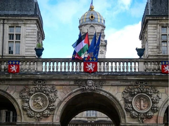 Fransanın 21 bələdiyyəsində Fələstin bayraqları asılıb