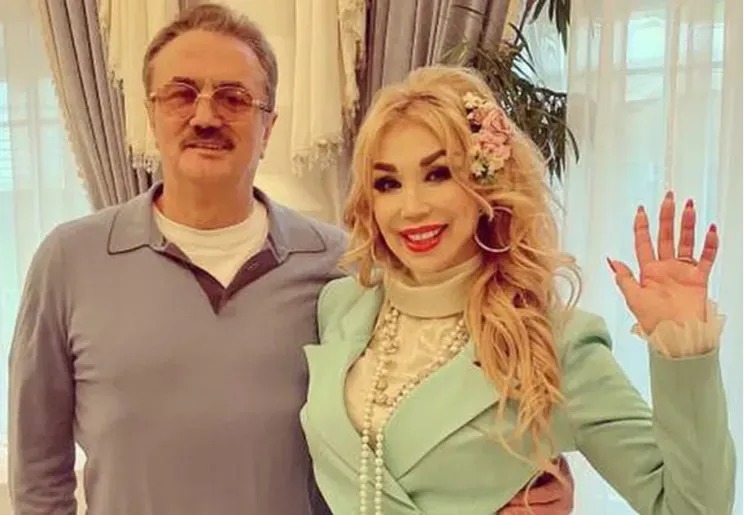 61 yaşlı müğənni 25 il sonra qızının atasına ərə getdi - FOTO