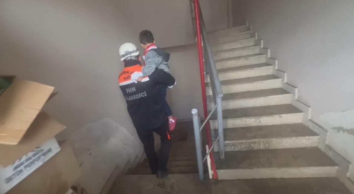 Çoxmərtəbəli binada yanğın məhdudlaşdırılıb, sakinlər təxliyə edilib - VİDEO - FOTO