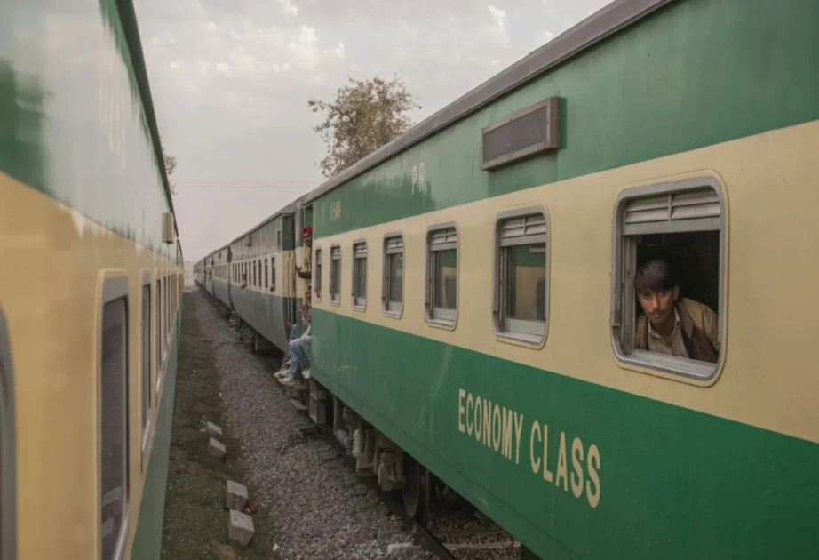 Pakistanda sərnişin qatarına hücum: Çoxlu yaralı var