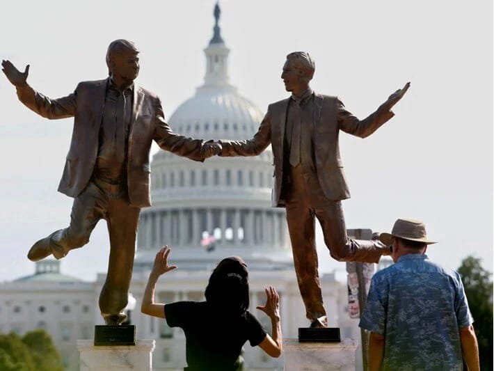 Tramp və Epşteynin dostluğu heykəllə taclanıb