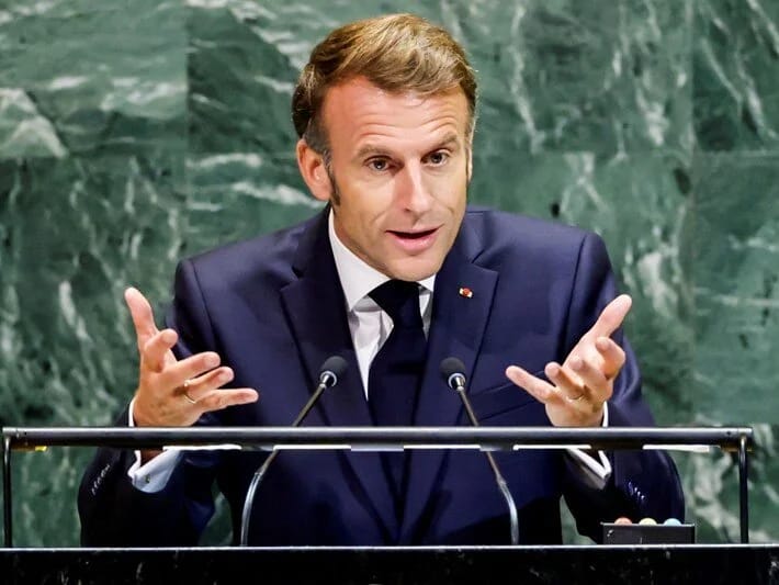 Polis səhvən Makronun avtomobilini Trampın korteji üçün saxlayıb