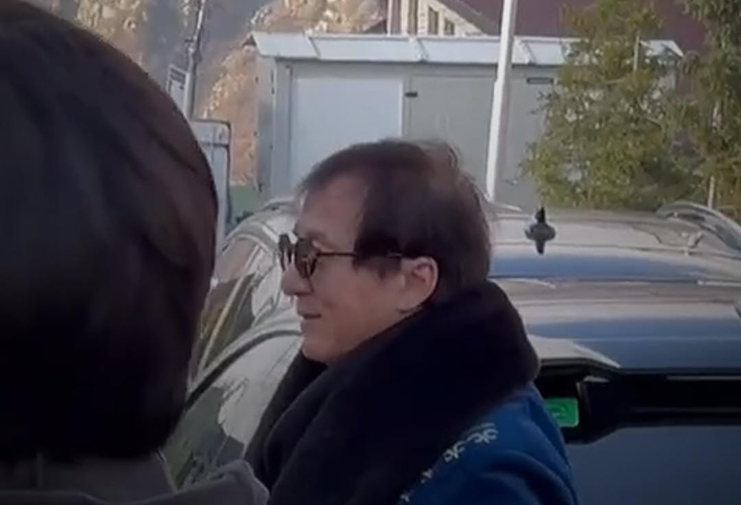 Ceki Çan Qazaxıstanda çapan geyindi - VİDEO