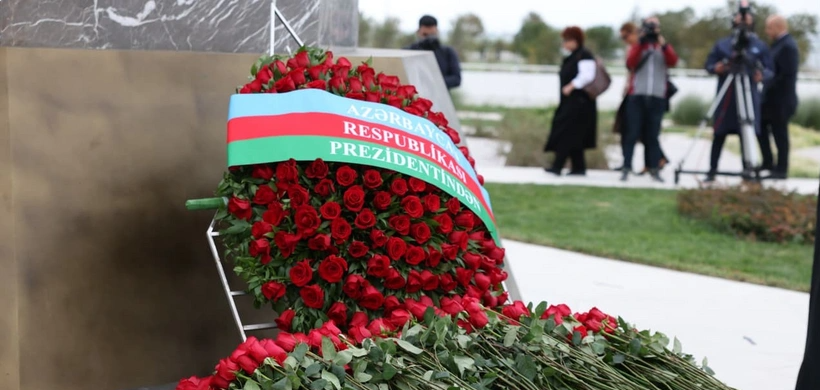 İlham Əliyev Zəfər parkına əklil göndərib