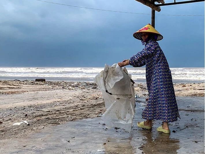 Bualoi qasırğası Vyetnama çatıb: 1 nəfər ölüb, 12 balıqçı itkin düşüb