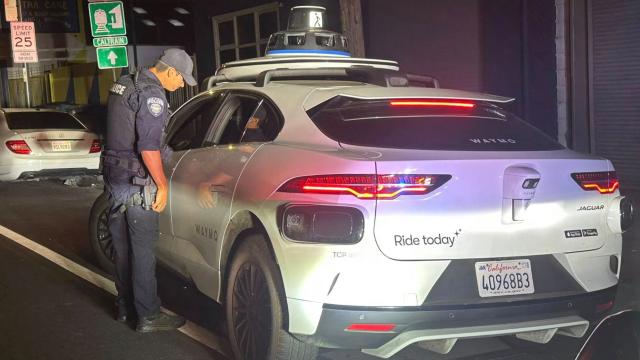 ABŞ polisi sürücüsüz avtomobilə qeyri-qanuni dönmə etdiyi üçün cərimə yaza bilməyib