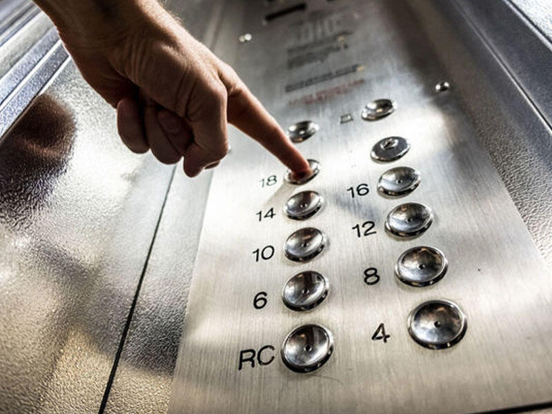 27 yaşlı qadın işə getmək üçün mindiyi liftdə öldü - FOTO