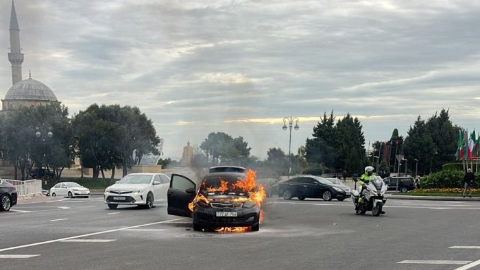Milli Məclisin qarşısında maşın yandı