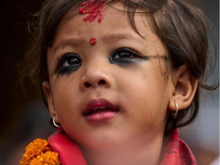 İki yaşlı uşaq Nepalın canlı ilahəsinə çevrilib