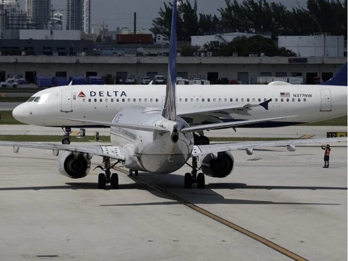 Nyu-Yorkda uçuş-enmə zolağında iki təyyarə toqquşub