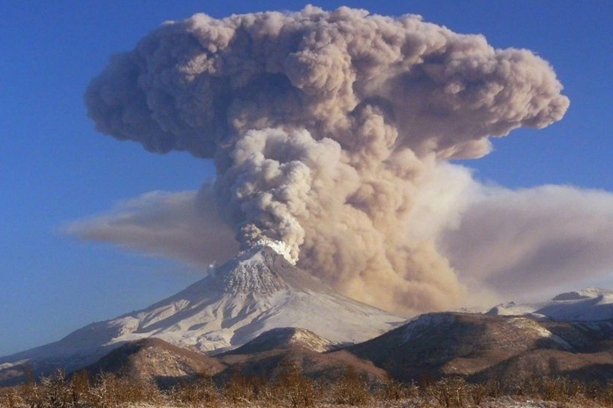 Kamçatkadakı vulkan kül püskürdü