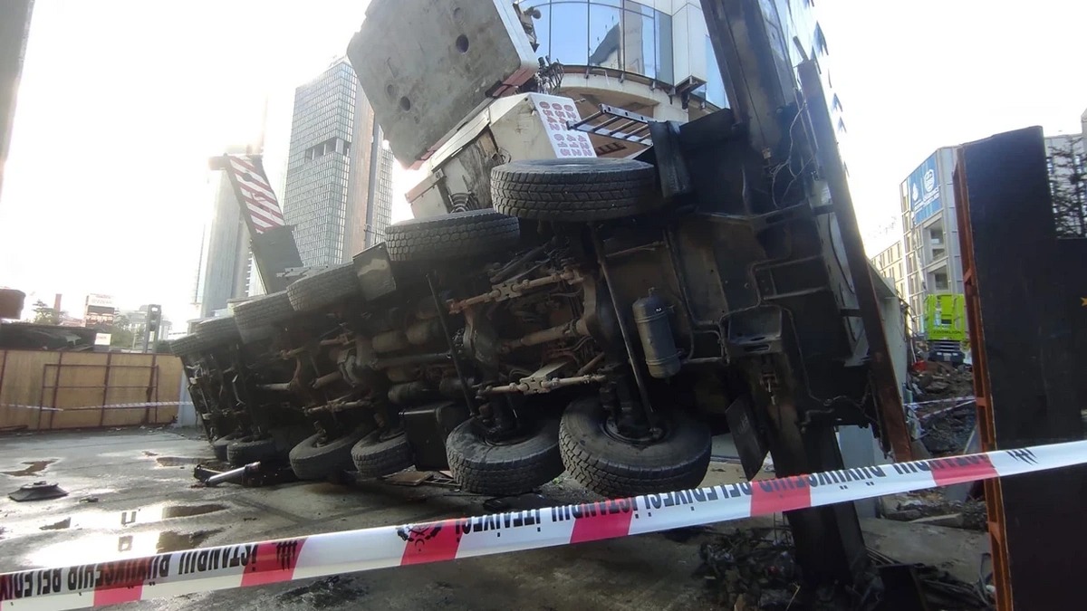 Türkiyədə 50 metrlik kran tələbə yataqxanasının üzərinə aşıb