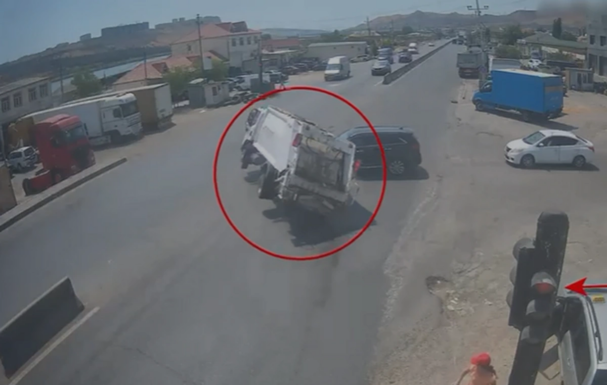 Bakıda qırmızı işığa məhəl qoymayan sürücü ağır qəzaya səbəb oldu - ANBAAN VİDEO