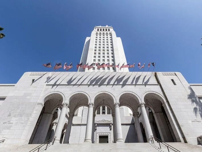 Los Angeles bələdiyyə binasına çırpılan sürücü nəzarətə götürülüb