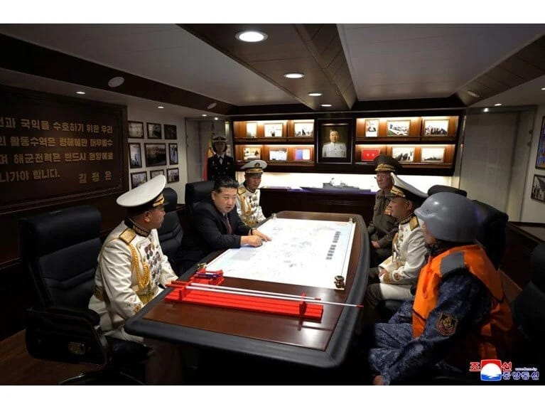 Kim Çen In Şimali Koreyanın cəza maşınını təqdim etdi