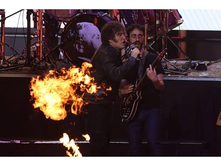 Prezident öz kitabını rok ulduzu kimi təqdim etdi