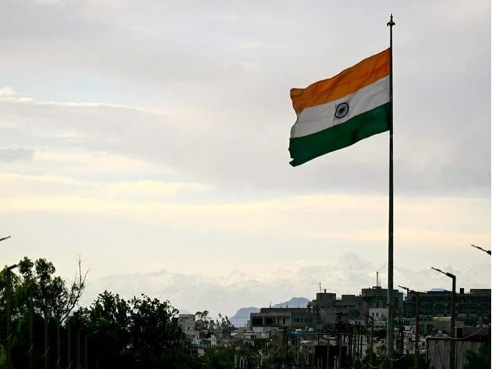 Hinduizmi təhqir etmə iddiaları: Vəkil baş hakimə ayaqqabı atdı