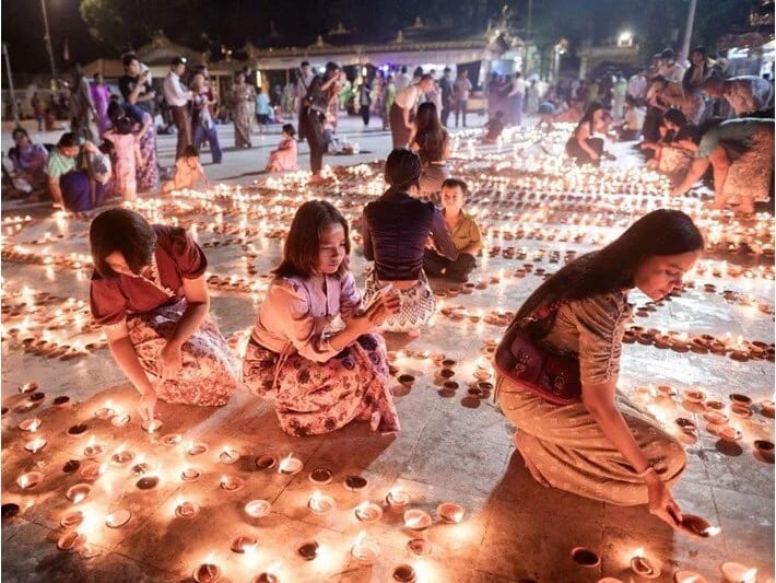 Myanmada festivala paraşüt bombası atıldı: 40 ölü